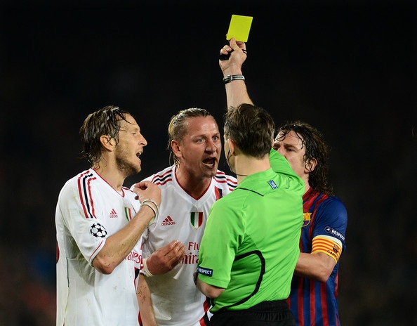 Trọng tài Bjorn Kuipers từng gây ra tranh cãi (có lợi cho Barcelona) trong trận đấu với AC Milan vào năm 2013