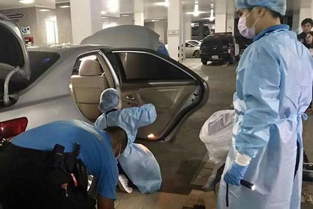 Đại tá cảnh sát Thái Lan khai được lệnh giúp bà Yingluck bỏ trốn - 2
Chiếc Toyota Camry được cho là dùng để đưa bà Yingluck bỏ trốn được các điều tra viên kiểm tra để tìm bằng chứng. (Ảnh: Bangkok Post)