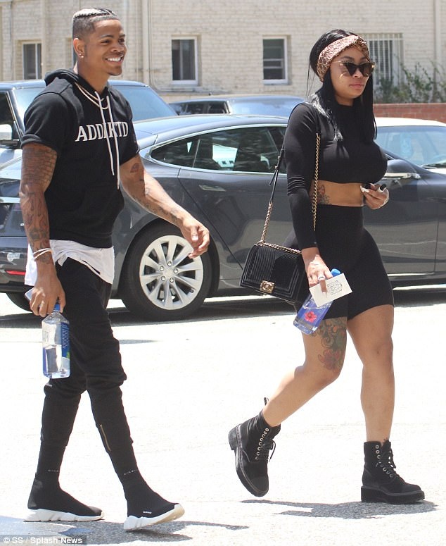 Vũ nữ thoát y hạnh phúc bên bạn trai kém 5 tuổi - 1
Blac Chyna ra phố cùng bạn trai mới rapper Mechie