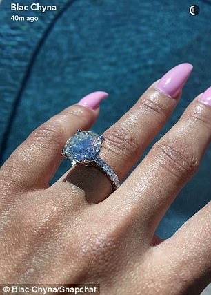 Vũ nữ thoát y trả lại quà tặng đắt giá của em cô Kim - 2
Người đẹp trả lại Rob chiếc nhẫn kim cương hơn 300 nghìn USD