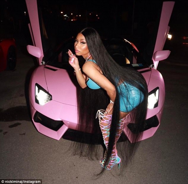 Vũ nữ thoát y bốc lửa bên Nicki Minaj - 7
Nicki Minaj động viên Blac Chyna bằng việc mời cô tham gia MV mới của mình