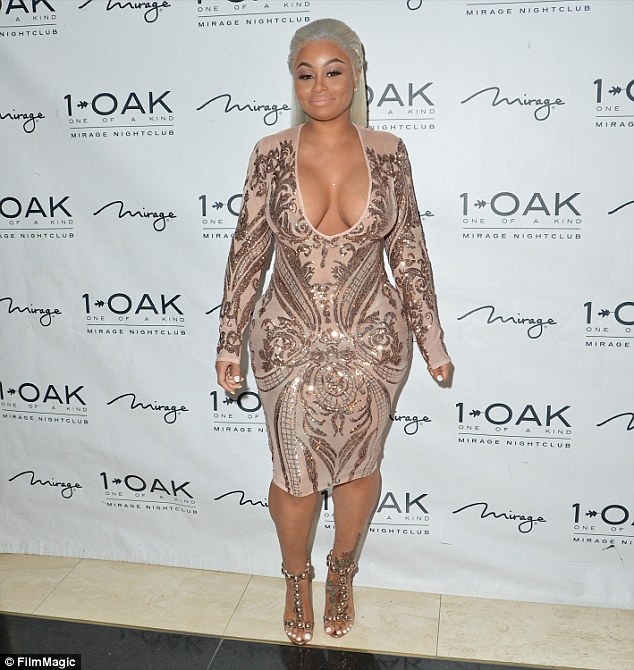 "Nghẹt thở" với "vòng một" ngoại cỡ của Blac Chyna - 8
Bất chấp sự phản đối của gia đình Kardashian, cô và Rob vẫn ở bên nhau và cùng đón cô con gái đầu lòng.