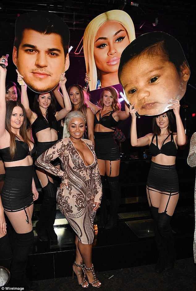 "Nghẹt thở" với "vòng một" ngoại cỡ của Blac Chyna - 5
Bà mẹ trẻ tâm sự, đây không phải là lần đầu tiên cô có con nhưng cô công chúa Dream vẫn mang lại cho cô những cảm giác hồi hộp như lần đầu làm mẹ. Blac thừa nhận, dù là một người thích những nơi ồn ào nhưng cô rất lo lắng khi phải xa con gái quá lâu.