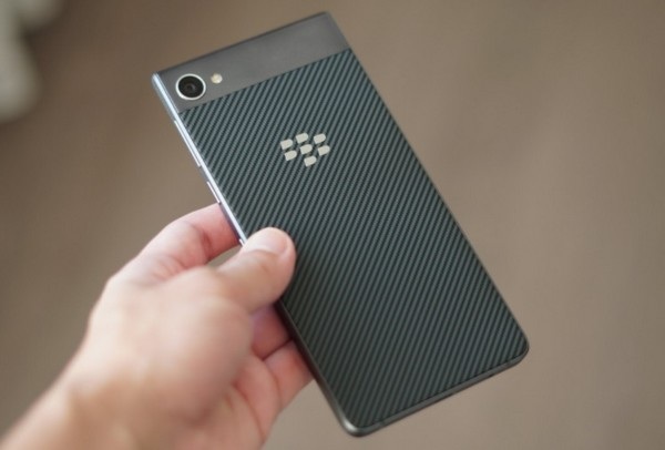 Smartphone chống nước đầu tiên của BlackBerry chính thức trình làng - 3 Mặt lưng của sản phẩm