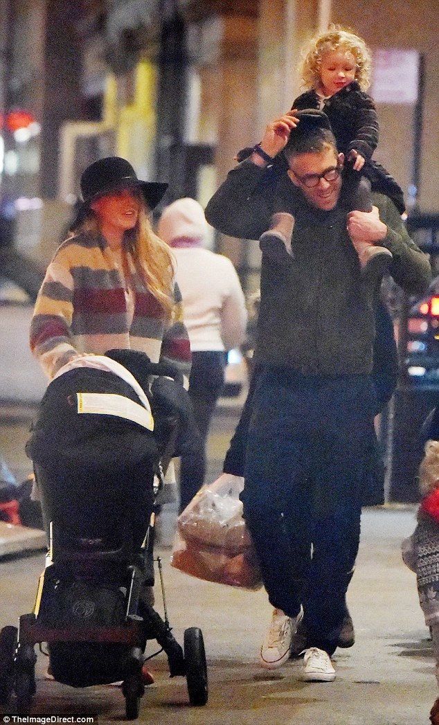 Mỹ nhân gợi tình nước Mỹ hạnh phúc bên chồng con - 1
Tối 2/3, cặp đôi Blake Lively và Ryan Reynolds lọt vào ống kính giới săn tin khi đưa hai cô con gái cưng ra ngoài ăn tối ở New York, Mỹ. Gia đình bốn thành viên của họ trông thật hạnh phúc bên nhau.