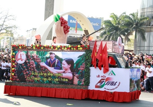 Khai mạc lễ hội đường phố đậm đà bản sắc dân tộc Tây Nguyên - 1 Đoàn diễu hành tại trung tâm TP. Buôn Ma Thuột