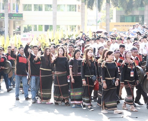 Khai mạc lễ hội đường phố đậm đà bản sắc dân tộc Tây Nguyên - 4 Trình diễn của đồng bào dân tộc Êđê tỉnh Đắk Lắk