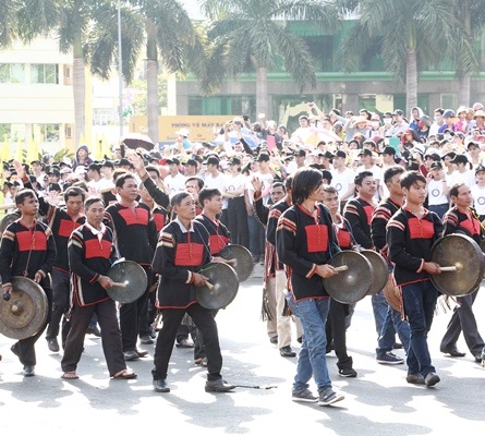 Khai mạc lễ hội đường phố đậm đà bản sắc dân tộc Tây Nguyên - 2 Các nghệ nhân diễu diễn cồng chiêng Tây Nguyên trên các tuyến phố