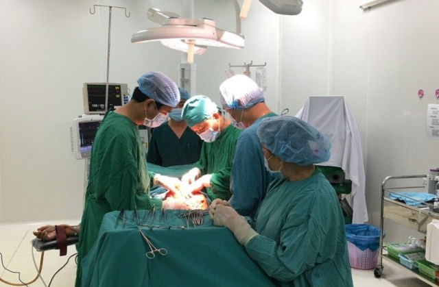 Các bác sĩ phẫu thuật cắt khối u nặng 10kg cho bệnh nhân X.