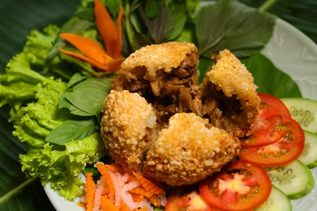 Bồ câu bó xôi: bồ câu tượng trưng cho hòa bình cũng như sự yên ấm cho tình cảm lứa đôi. Vì thế nếu không ăn món này dịp Valentine bạn sẽ vô cùng hối tiếc.