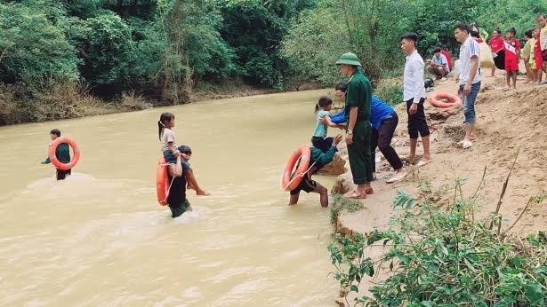 Bộ đội biên phòng kiệu trẻ em băng suối sâu đến trường - 6 Bộ đội biên phòng kiệu trẻ em băng suối sâu đến trường - 6
