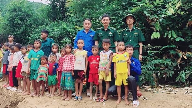 Bộ đội biên phòng kiệu trẻ em băng suối sâu đến trường - 10 Màu xanh áo lính và màu xanh tình nguyện cùng nâng bước cho các em học sinh đến trường.