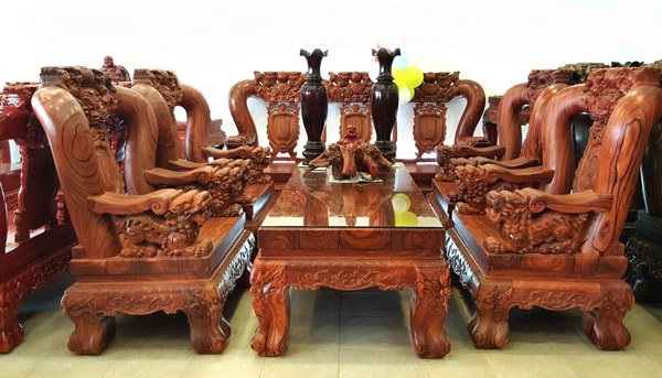 Bộ bàn ghế trắc đỏ quý hiếm: 18 tháng kỳ công chế tác - 1
Bộ bàn ghế có kích thước khủng