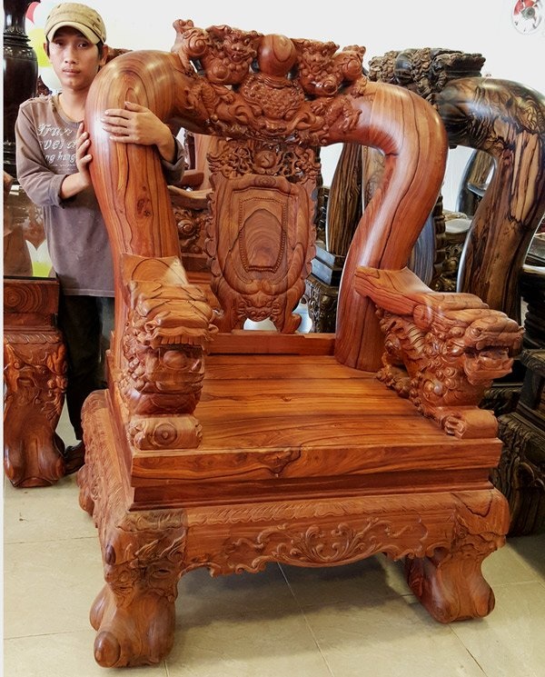 Bộ bàn ghế trắc đỏ quý hiếm: 18 tháng kỳ công chế tác - 2
Kích thước của ghế khá lớn