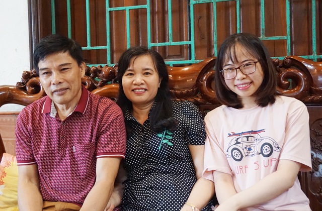 Chủ nhân HCV Olympic Toán Quốc tế Nguyễn Cảnh Hoàng: “Mẹ ơi, có Vàng rồi” - 4
Bố mẹ và chị gái vui mừng trước thành tích xuất sắc mà Nguyễn Cảnh Hoàng giành được tại kỳ thi Olympic Toán Quốc tế.