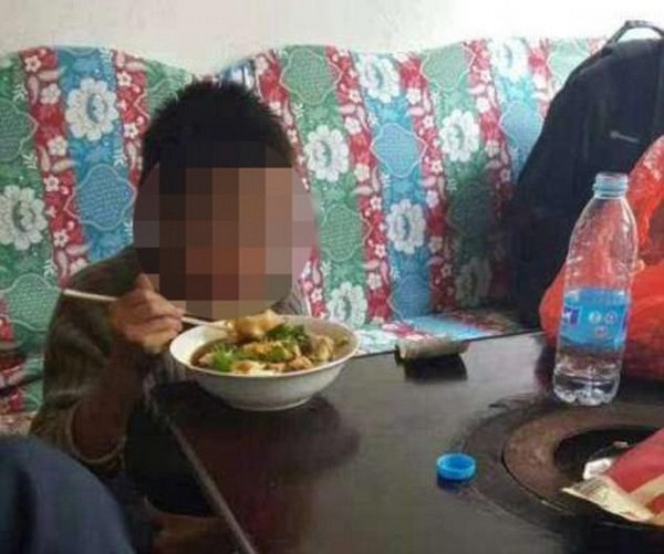 Cậu bé 10 tuổi ăn thịt rắn để sống sau gần một tháng lang thang - 2 Cậu bé Miao được bữa ăn ngon sau 24 ngày ăn bất cứ thứ gì mà mình tìm thấy, bao gồm cả việc bắt rắn để ăn