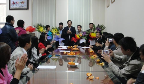 Bộ TN-MT lên tiếng việc một cán bộ nhận 3 quyết định bổ nhiệm trong 14 tháng - 1
Ông Lương Duy Hanh tặng hoa chúc mừng các cán bộ, trong đó có bà Võ Thịnh Hiền, được bổ nhiệm ngày 13/2/2015 (Ảnh: Bộ TN-MT).