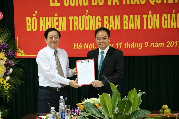 Bộ Nội vụ bổ nhiệm nhân sự làm Trưởng ban Ban Tôn giáo Chính phủ - 1 Bộ trưởng Nội vụ trao quyết định bổ nhiệm cho ông Vũ Chiến Thắng (phải).