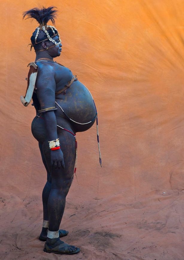 Đến nơi đàn ông quyến rũ phụ nữ nhờ... bụng to - 1 Bất cứ chàng trai nào thuộc bộ tộc Bodi sở hữu bụng to đều là niềm tự hào