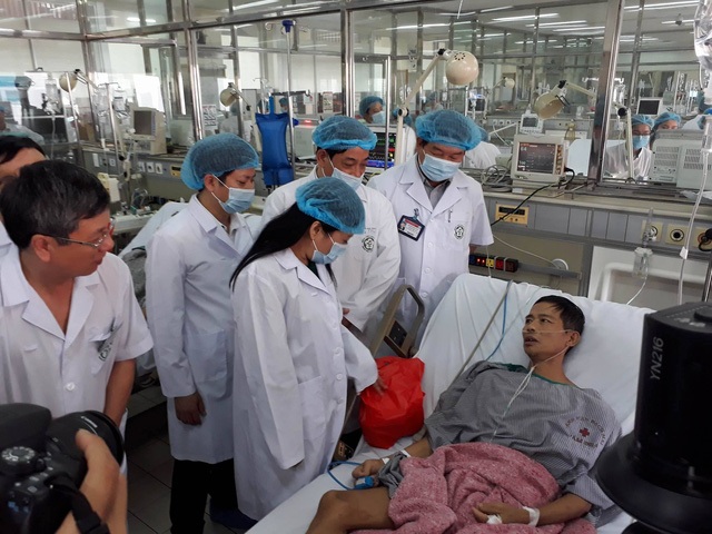 Bộ trưởng Bộ Y tế Nguyễn Thị Kim Tiến thăm bệnh nhân vụ tai biến sau chạy thận đang được điều trị tại BV Bạch Mai. Ảnh TL Dân trí