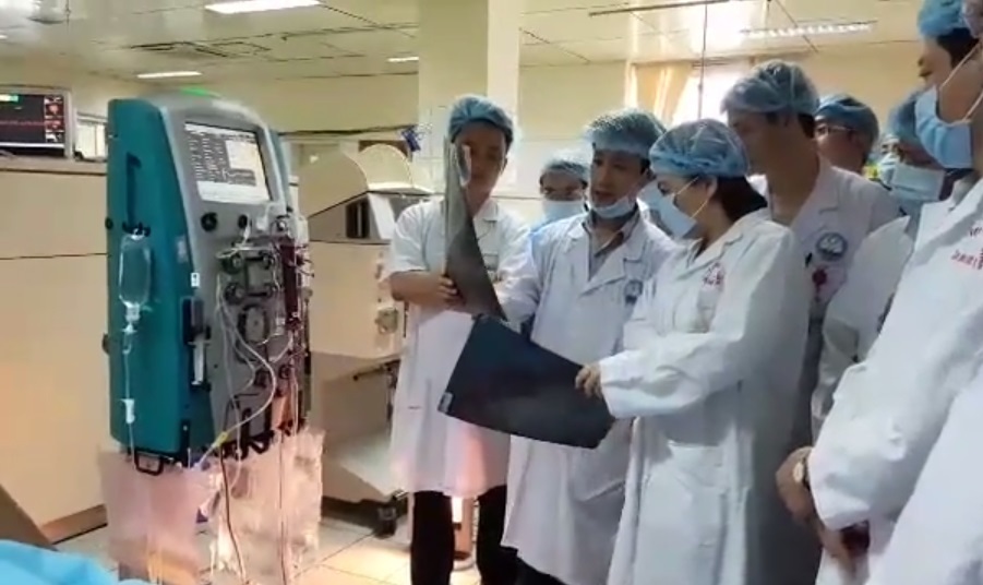 Bộ trưởng Y tế thắp hương, nói lời xin lỗi nạn nhân vụ sốc chạy thận - 4 Bộ trưởng Y tế thắp hương, nói lời xin lỗi nạn nhân vụ sốc chạy thận - 4
