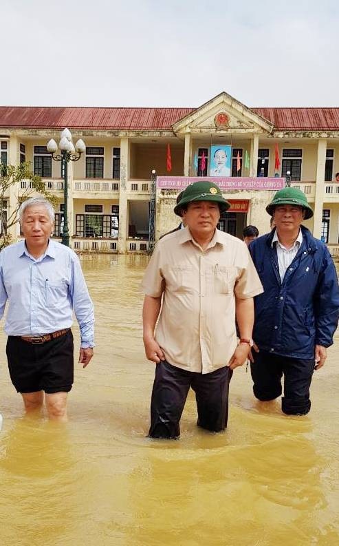 Bộ trưởng Trương Minh Tuấn lội vào vùng “rốn lũ” Thừa Thiên Huế - 2 Bộ trưởng Trương Minh Tuấn lội vào vùng “rốn lũ” Thừa Thiên Huế - 2