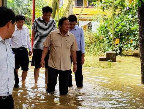 Bộ trưởng Trương Minh Tuấn lội vào vùng “rốn lũ” Thừa Thiên Huế - 1 Bộ trưởng Trương Minh Tuấn lội lụt vào rốn lũ huyện Quảng Điền, tỉnh Thừa Thiên Huế