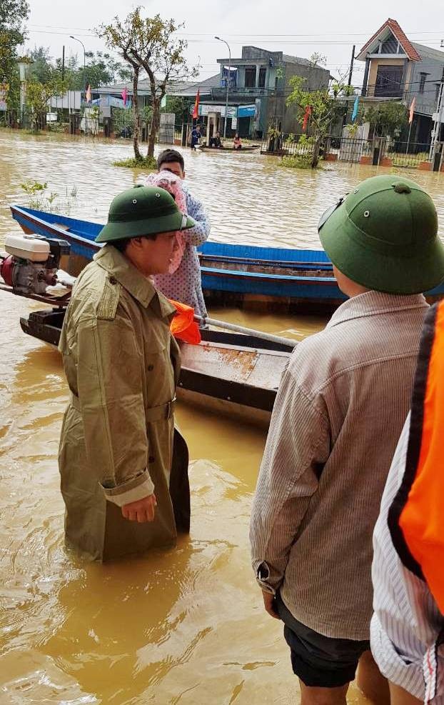 Bộ trưởng Trương Minh Tuấn lội vào vùng “rốn lũ” Thừa Thiên Huế - 3
Bộ trưởng Tuấn di chuyển bằng ghe vào vùng tâm lũ
