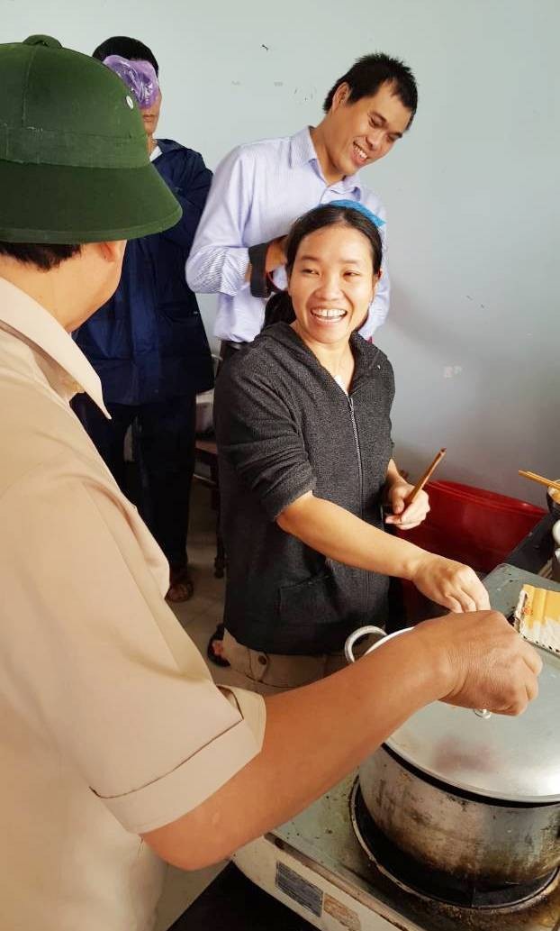 Bộ trưởng Trương Minh Tuấn lội vào vùng “rốn lũ” Thừa Thiên Huế - 4
Ông kiểm tra bếp ăn tại xã Quảng Thành