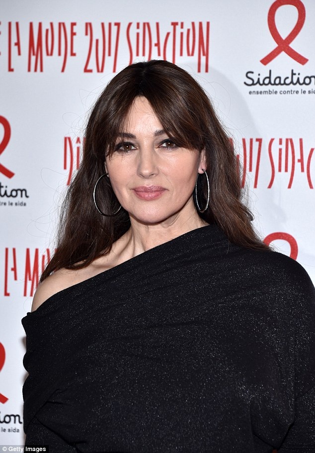 
Ngoại ngũ tuần, nữ minh tinh vẫn rất trẻ đẹp
