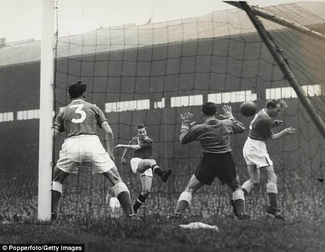 Lukaku vượt qua huyền thoại Bobby Charlton, lập kỷ lục mới tại MU - 2 Bobby Charlton sút tung lưới Everton năm 1956