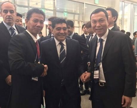 U20 Việt Nam cùng bảng với Pháp tại World Cup 2017 - 3
HLV Hoàng Anh Tuấn và PCT VFF Trần Quốc Tuấn chụp ảnh cùng huyền thoại Maradona