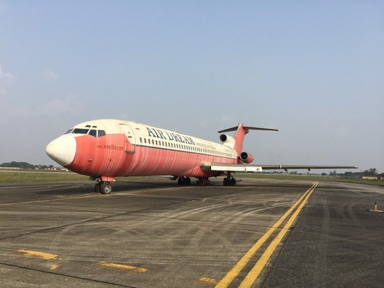 Không thể định giá nổi Boeing vô chủ tại Nội Bài - 2
Chiếc Boeing 727 thực hiện chuyến bay cuối cùng tới Hà Nội vào ngày 30/4/2007, sau đó ngừng bay và bị bỏ rơi tại sân bay quốc tế Nội Bài từ ngày 1/5/2007