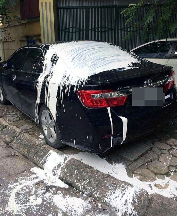 Cán bộ vô cảm trong việc chứng tử và Thiếu tá tình báo 6 lần bị cưa chân - 4 Chiếc xe Camry màu đen biển trắng 80A đỗ trên vỉa hè ngõ 118 đường Nguyễn Khánh Toàn (phường Quan Hoa, quận Cầu Giấy, Hà Nội) bị đổ đầy sơn trắng từ nóc tràn xuống kính và cốp sau.