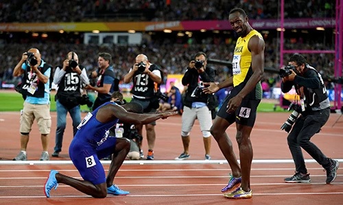 Usain Bolt bị truất ngôi, chỉ giành HCĐ ở nội dung 100 mét sở trường - 3 Justin Gatlin cúi gập người trước Usain Bolt sau khi giành huy chương vàng