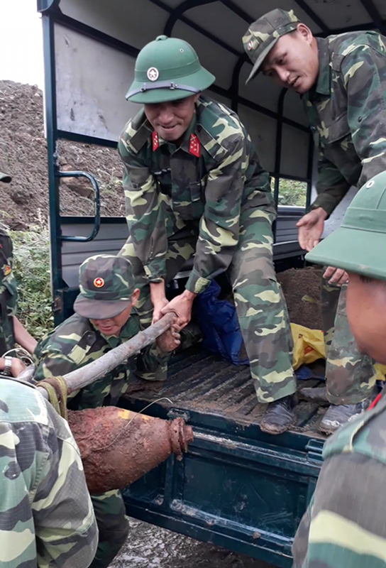 Tá hỏa phát hiện quả bom nặng 100 kg khi khai thai thác đá - 2
Lực lượng chức năng đưa đi hủy nổ