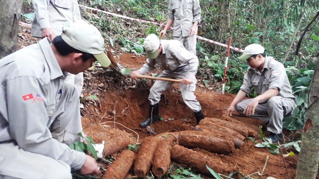 Siêu máy bơm "bất lực" ở Sài Gòn, Hà Nội ngồi chờ lũ rút - 7 Trong quá trình làm vườn, một người dân tại xã Ba Tầng, huyện Hướng Hóa, Quảng Trị đã phát hiện đầu đạn nổi trên mặt đất. Đội rà phá bom mìn lưu động tỉnh Quảng Trị đã có mặt, di chuyển hàng chục quả đạn pháo về nơi an toàn. (Ảnh: Đ. Đức)