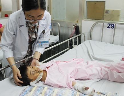 Bác sĩ sẽ phải phẫu thuật tháo khớp các ngón tay đã chết cho bệnh nhi