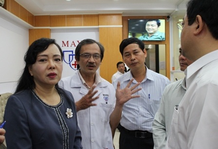 Bộ trưởng Y tế yêu cầu quản lý chặt y tế tư nhân - 1 Bộ trưởng kiểm tra hoạt động tại một phòng khám tư nhân trên địa bàn TP Hồ Chí Minh.