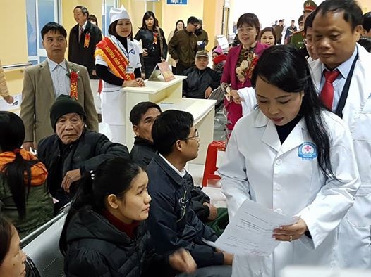 Bộ trưởng Y tế lên án các vụ tấn công thầy thuốc - 1 Bộ trưởng Tiến trong một lần thị sát tại BV Đa khoa Bắc Kạn. Ảnh: H.Hải