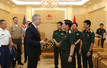 Bộ trưởng Bộ Quốc phòng sắp thăm Hoa Kỳ - 1
Đại tướng, Bộ trưởng Ngô Xuân Lịch tiếp Đại sứ Mỹ tại Việt Nam Ted Osius. (Ảnh: dangcongsan.vn)