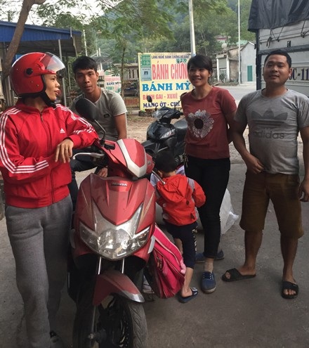 Trạm BOT Bờ Đậu chờ lệnh... khai tử! - 11
Nhiều người dân tại khu vực Bờ Đậu bàn luận khi hay tin Chủ tịch UBND tỉnh Thái Nguyên Vũ Hồng Bắc có công văn đề nghị Bộ GTVT xoá bỏ trạm thu phí BOT Bờ Đậu. Ảnh được phóng viên Dân trí ghi lại vào chiều ngày 4/12.