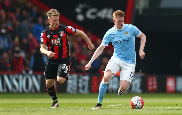
De Bruyne (phải) đi bóng trong trận đấu với Bournemouth ở lượt đi
