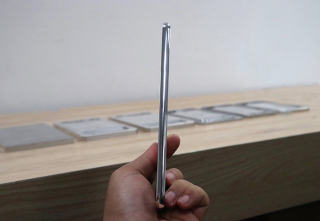 Sếp Google làm việc tại Bkav để ra mắt Bphone 2 - 1
Một hình ảnh rò rỉ được cho là chụp phần khung của Bphone 2 tại nhà máy.