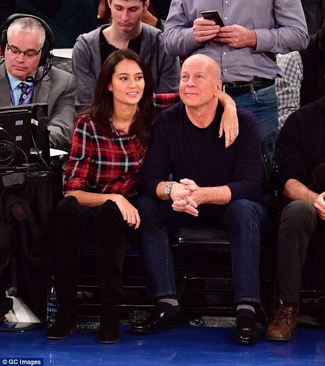 Bruce Willis hạnh phúc bên vợ kém 23 tuổi - 3
Ngôi sao phim hành động trông rất trẻ trung và phong độ