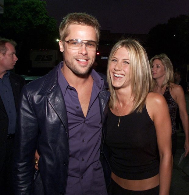 Brad Pitt đột nhiên lên tiếng xin lỗi... Jennifer Aniston - 2
Jennifer từng rất đau khổ, suy sụp khi Brad Pitt rời xa cô để đến với Angelina Jolie.