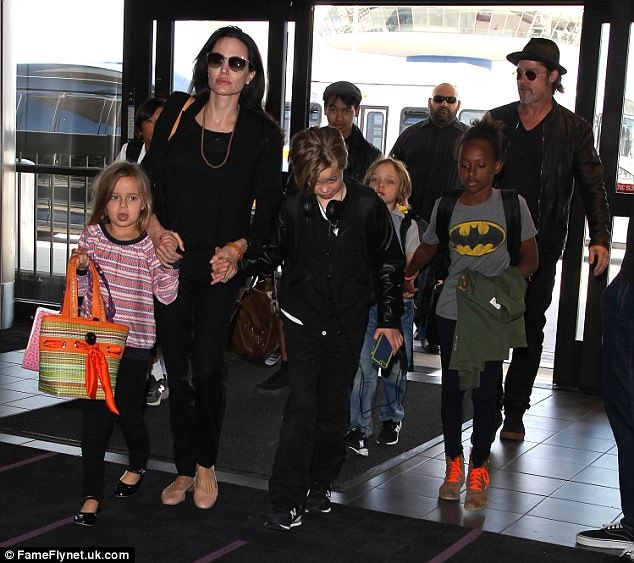 Hậu li dị, Brad Pitt đã đón Ngày của Cha như thế nào? - 4
Angelina Jolie và Brad Pitt vẫn đang hoàn tất thủ tục li dị sau gần 1 năm kể từ khi Angelina Jolie đệ đơn lên tòa án.