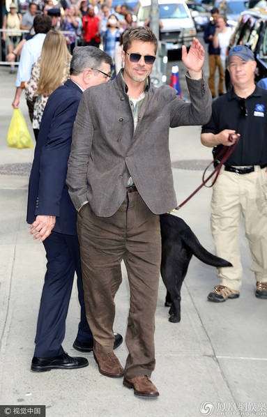 
Brad Pitt xuất hiện tại New York, ngày 16/5, sau khi tham gia một chương trình phỏng vấn. Tâm trạng của ngôi sao 53 tuổi trông khá thoải mái và vui vẻ.
