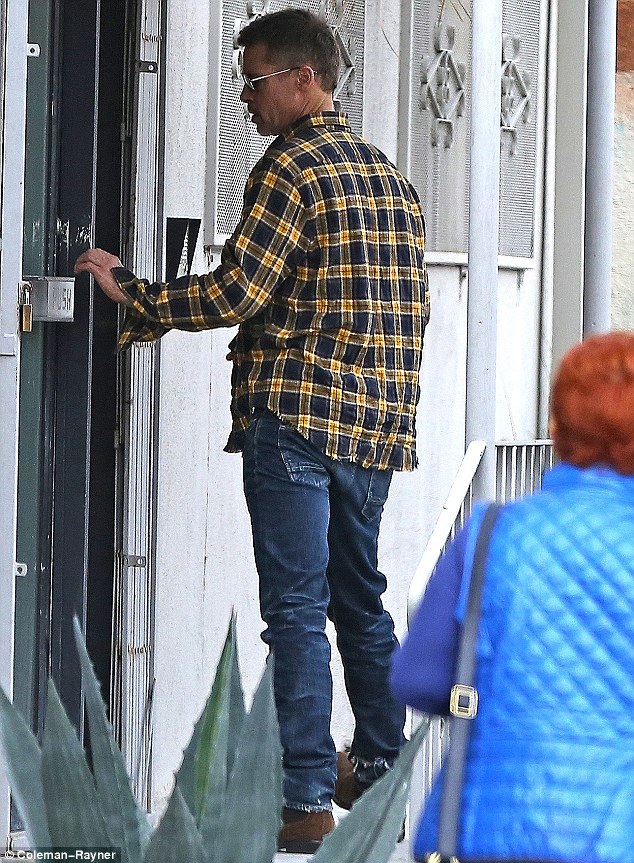 
Anh tới studio của bạn để theo đuổi đam mê sáng tạo nghệ thuật, anh học điêu khắc.
