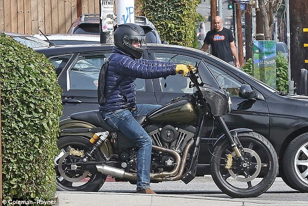 
Ngoài thời gian ở studio của bạn tới đêm muộn, Brad Pitt đi dạo một mình quanh Los Angeles bằng xe mô tô.
